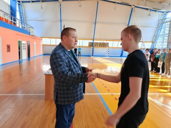 Вручение золотых знаков отличия выпускникам